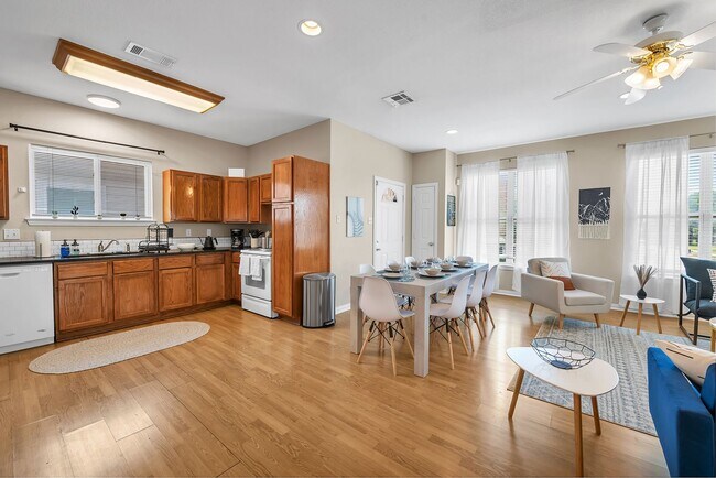 Building Photo - 1425 E James St