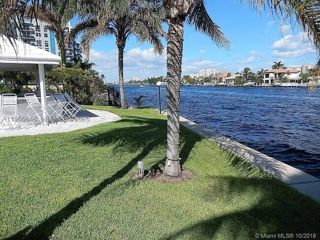 Building Photo - 6471 Bay Club Dr