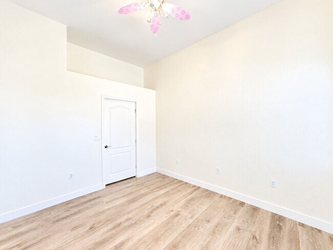 Building Photo - 2305 W Horizon Ridge Pkwy