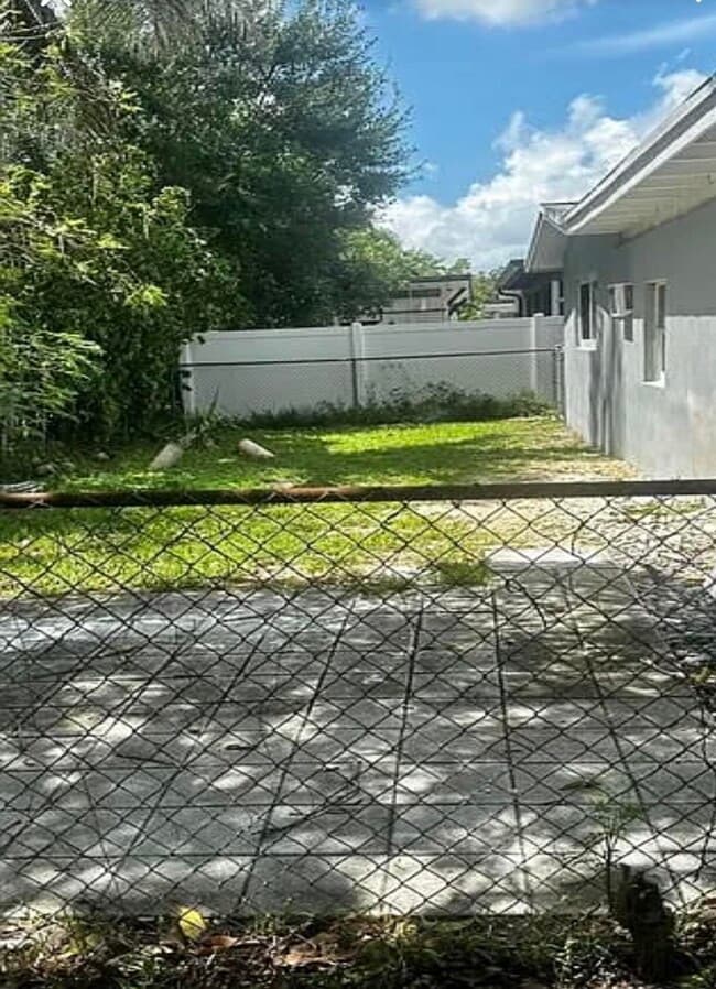 Building Photo - 840 SW 64th Terrace