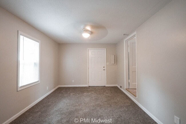 Building Photo - "Charming 3-Bed Home in Indianapolis – Coz...