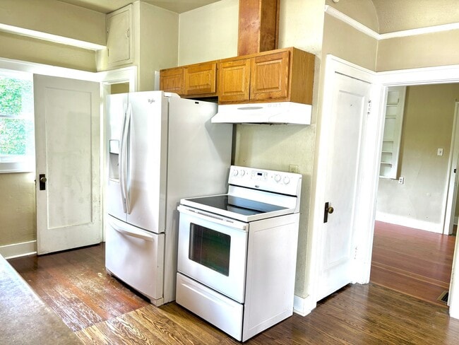 Building Photo - Historic Milwaukie 3 bedroom bungalow with...