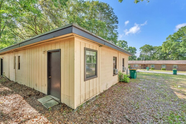 Building Photo - Charming Duplex in Niceville!