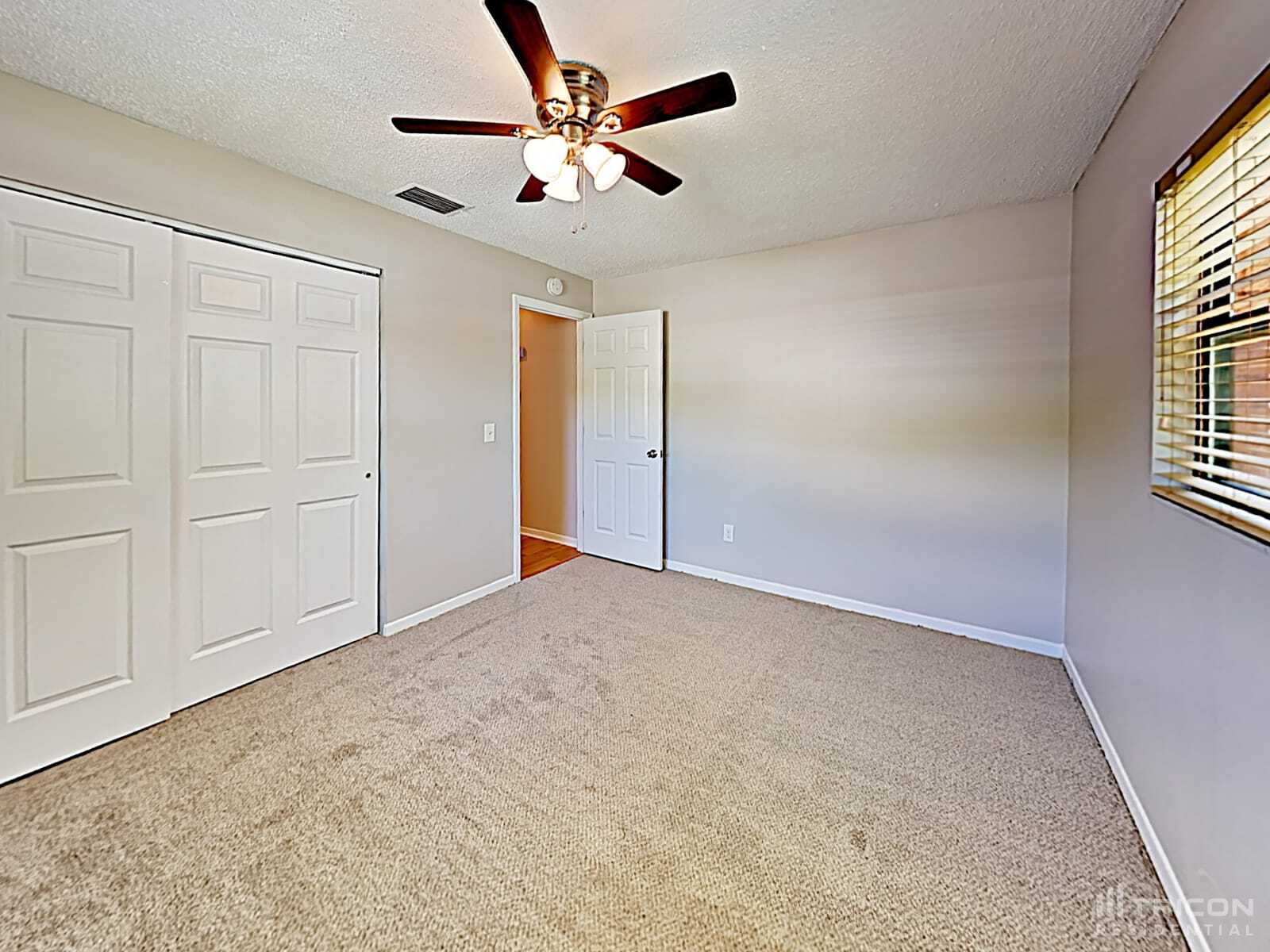 Building Photo - 402 E Clay Ave