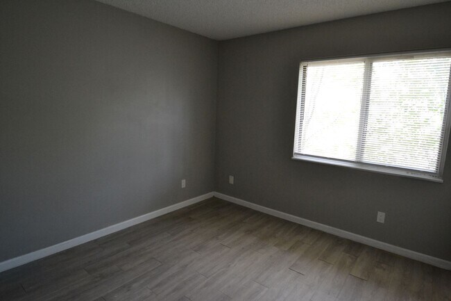 Building Photo - 2920 Straus Ln