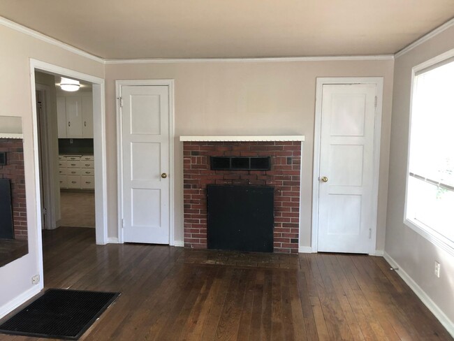 Building Photo - Charming 1-Bedroom Retreat in Vibrant Cour...