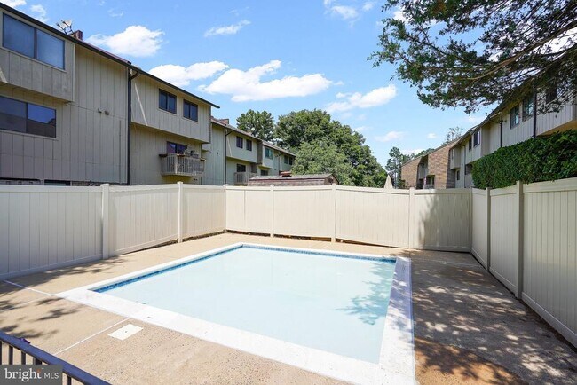 Building Photo - 2665 Glengyle Dr