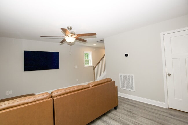 Building Photo - Charming 3-bedroom, 2.5-bath home nestled in the heart of Carthage