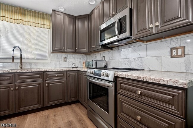Building Photo - 3864 Royal Palm Dr
