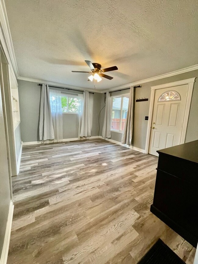 Building Photo - Stunning 3 Bed, 1 Bath Home on South Hill!