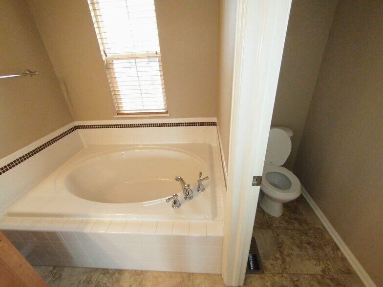 Large Soaker Tub - 4607 Fish Hawk Pt