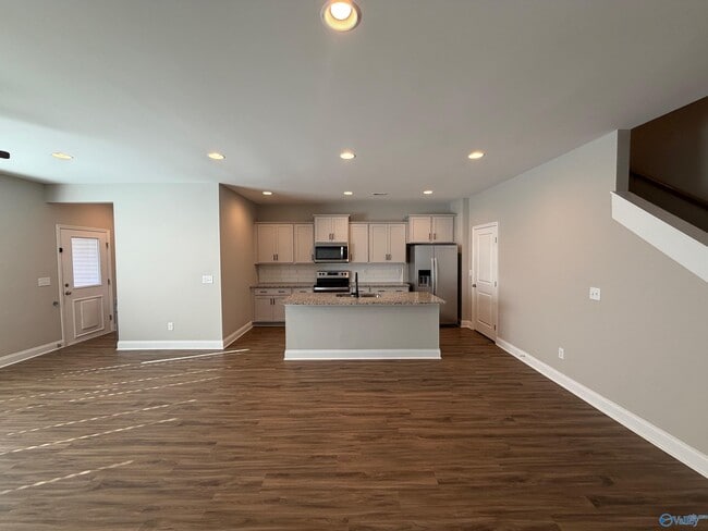 Building Photo - 3203 McClellan Wy SE