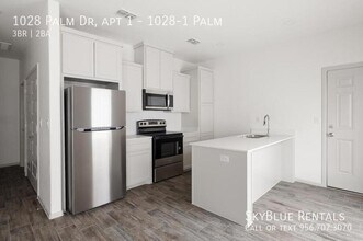 Building Photo - 1028 Palm Dr