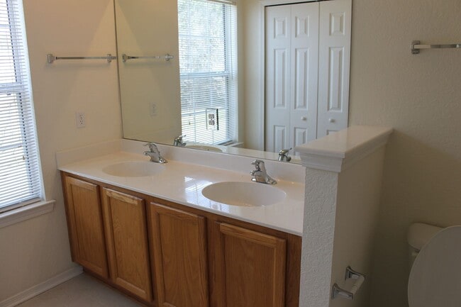 Building Photo - Three Bedroom Townhome in University Park with Balcony