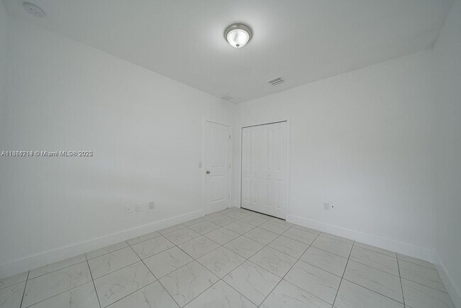 Building Photo - 14750 NE 7th Ave