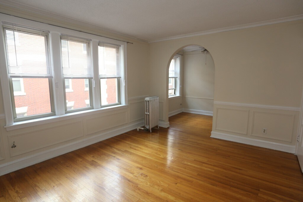 Building Photo - 543 W Surf St