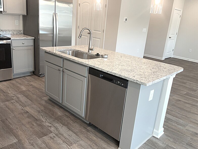 Building Photo - 3260 Emberly Dr