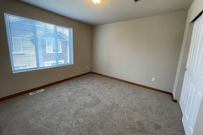 Building Photo - Nice Modern Townhouse Available Now!!