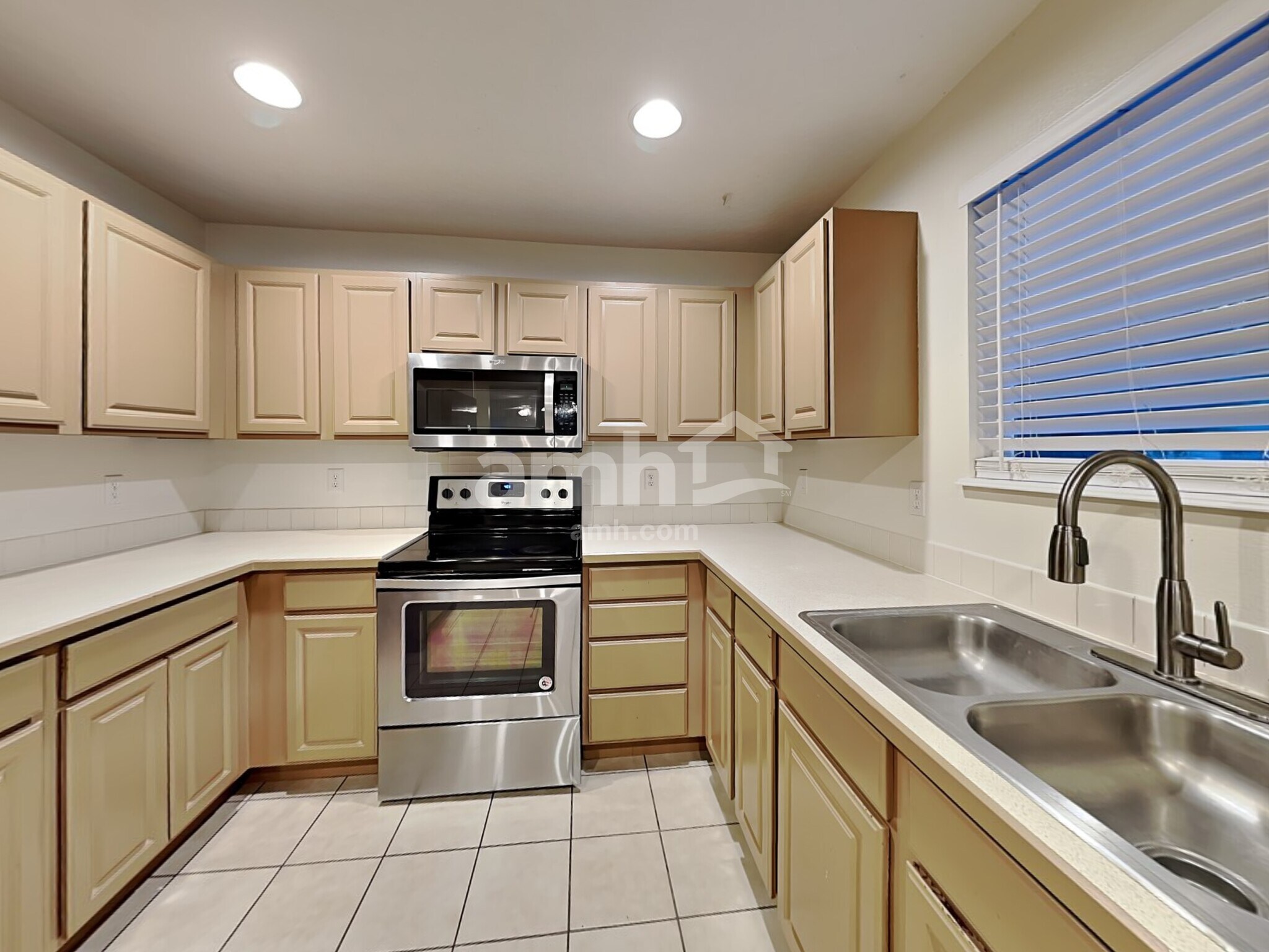 Building Photo - 1211 N Cambrick Dr