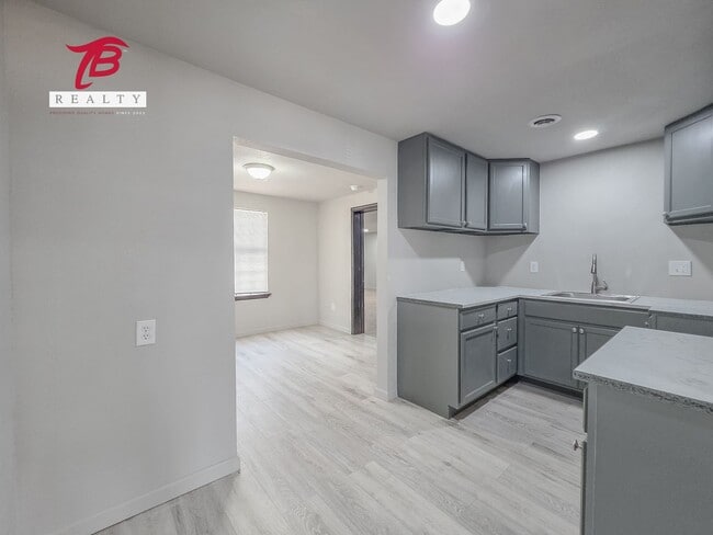 Building Photo - Charming and Newly Renovated 4-Bedroom Hom...