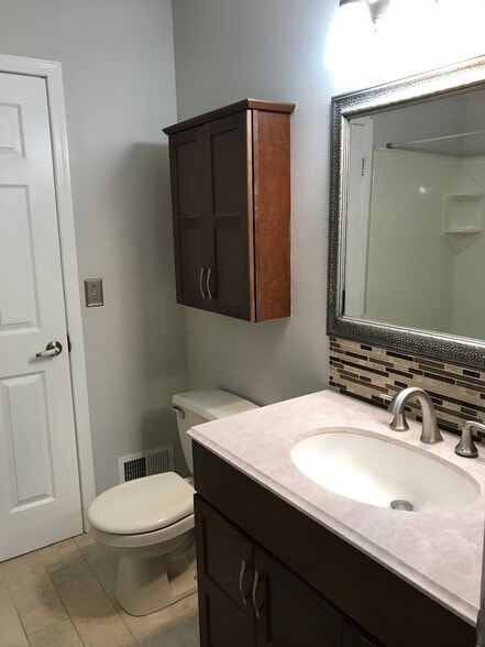 Bath Room - 1005 Hemlock Ct