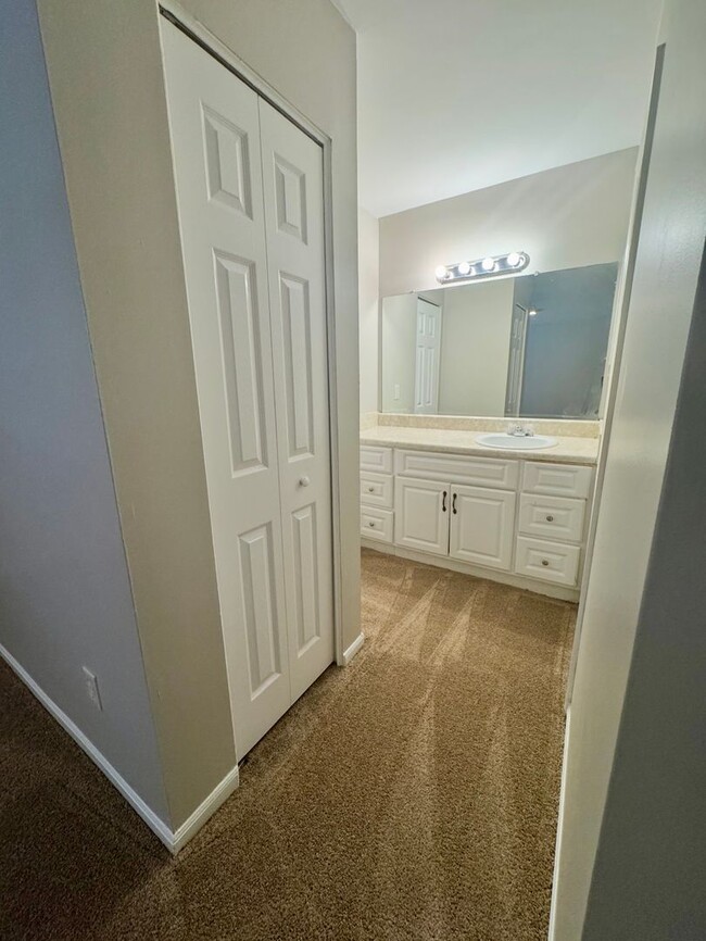 Building Photo - Freshly renovated 3 bedroom condo in Decatur