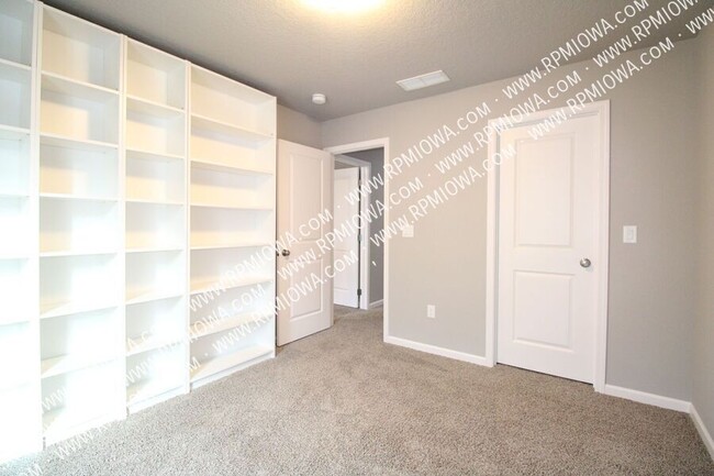 Building Photo - 633 Newport Pl