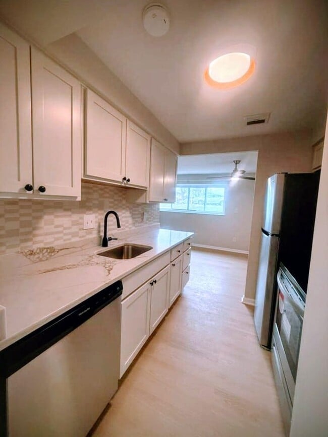 Building Photo - Updated Rocky River Condo – 1 Bed, 1 Bath in Prime Location Near Shopping & Lake Erie