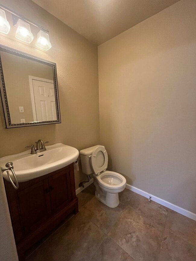 Building Photo - 3-Bedroom 2.5-Bathroom home in Eugene