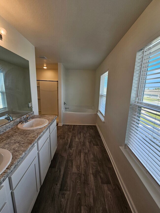 Building Photo - Spacious 4-bedroom Home in Panama City, FL - Perfect for long-term rental! *1/2 Off 1st Month's R...