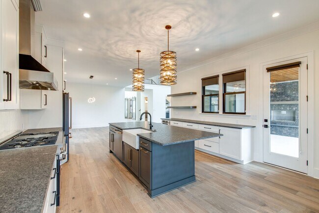 Building Photo - Like New 4 Bedroom Luxury Home in Franklin TN