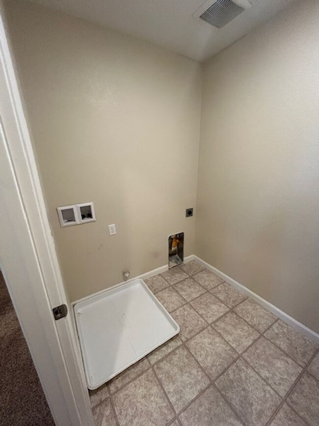 Building Photo - 4 bedroom 3 bathroom in Hanford!