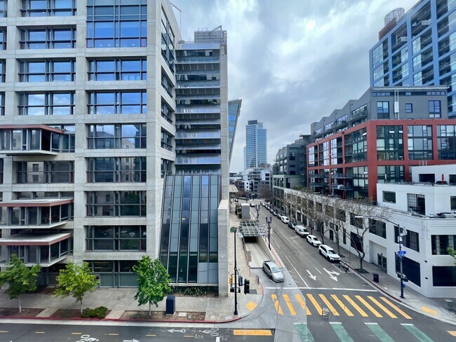 Building Photo - Beautiful 2B/2BA Downtown Corner Unit Cond...