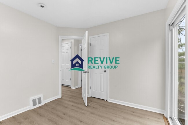 Building Photo - 131 Doremus Ave