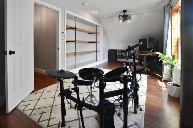 Building Photo - Pet Friendly Three Bedroom with Bonus!
