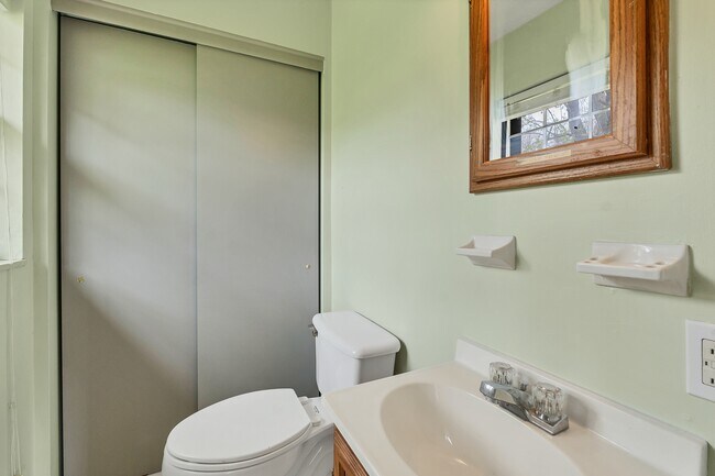 Building Photo - 8848 W Simpson Rd