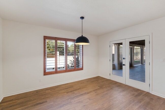 Building Photo - 2882 S Palmer Dr