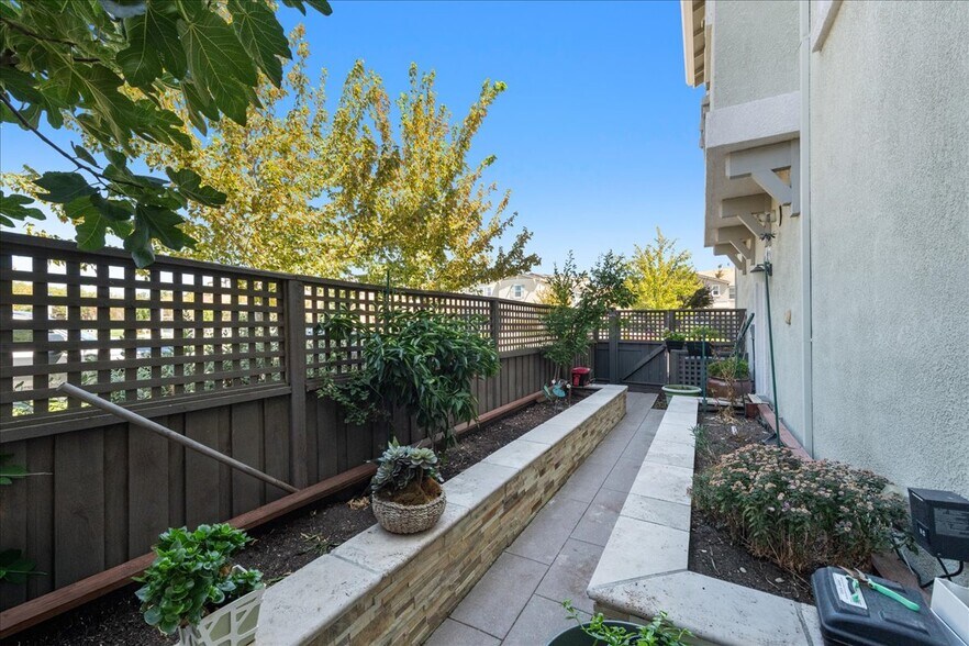 Yard - 2821 Stringham Way