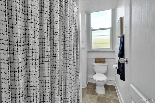 Building Photo - 102 Main St