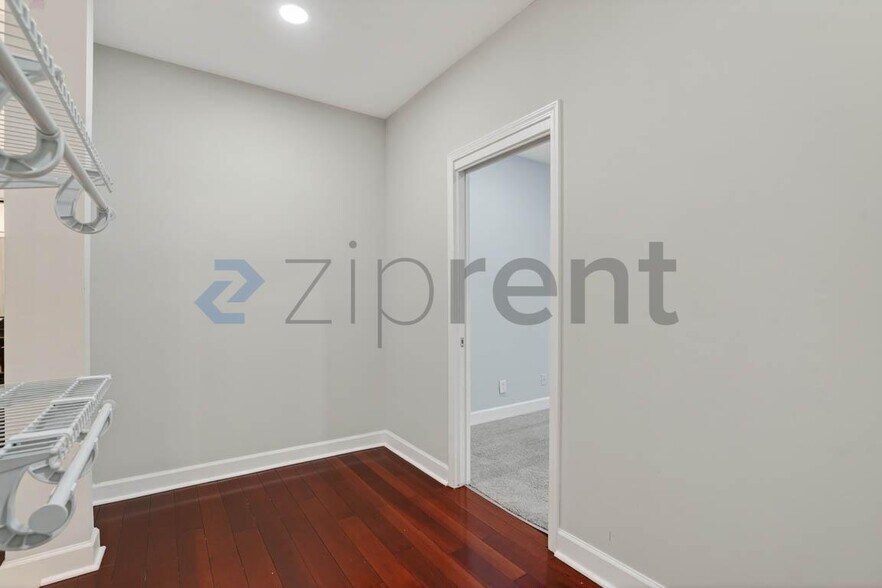 Building Photo - 2921 Lenox Rd NE