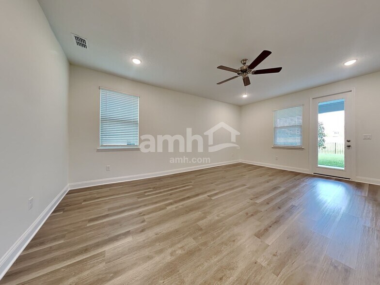 Building Photo - 11626 Hillside Dr