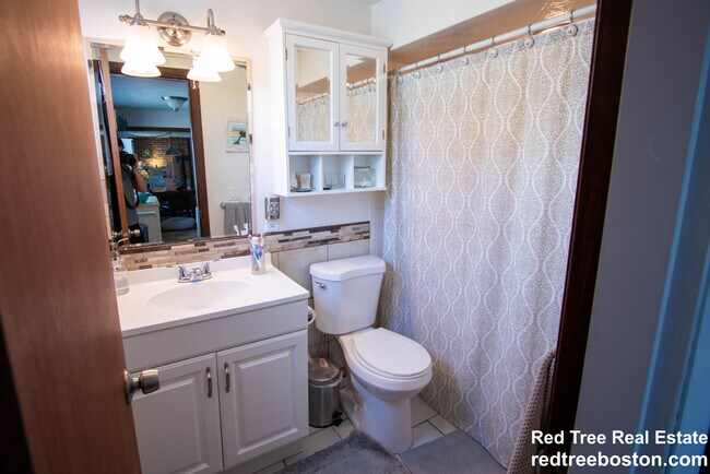 Building Photo - 62 Thorndike St