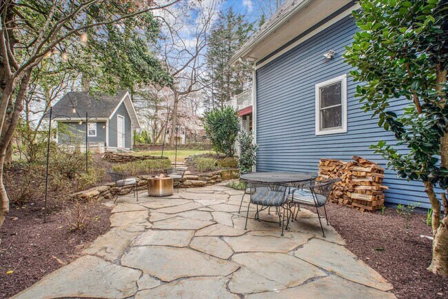 Building Photo - Stunning and Spacious Single Family Home S...