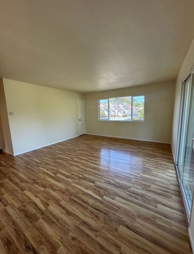 Building Photo - 455 Plum St