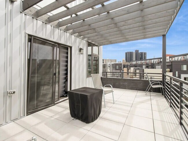 Building Photo - Luxurious 3-Bedroom, 2-Bathroom Townhouse – Des Moines