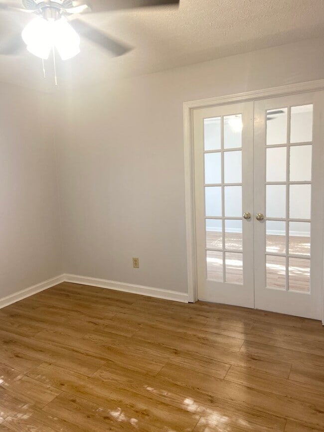 Building Photo - 2422 Johnson Dr