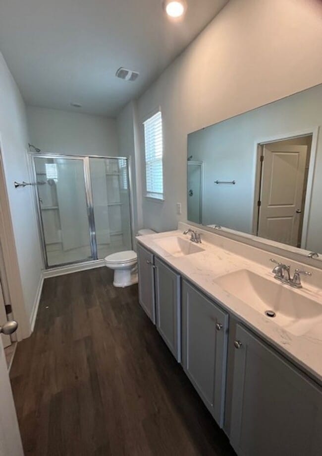 Building Photo - Stunning, Pet Friendly Home!