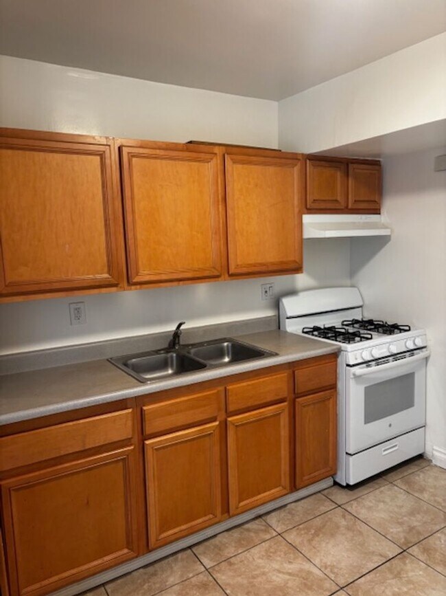 Building Photo - Spacious 1-Bedroom Apartment in Van Nuys – Second floor