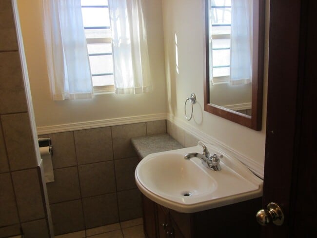 Building Photo - Very sharp 2 BR house in Normal