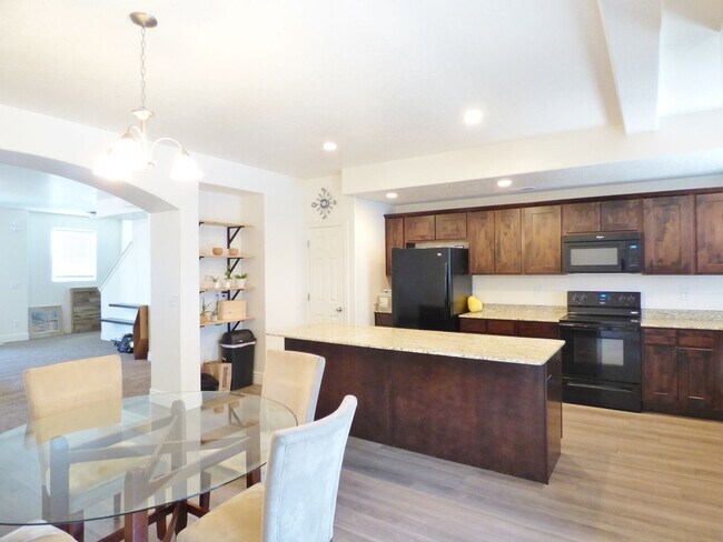 Building Photo - 3 Bd 3.5 Bath 2 Car Garage Townhome in Sandy